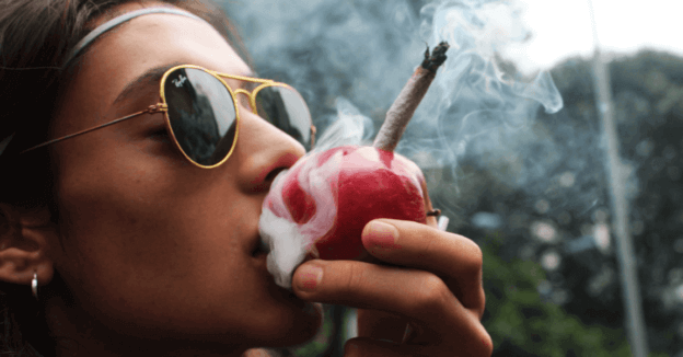 Девушки курят марихуану фото песни про коноплю