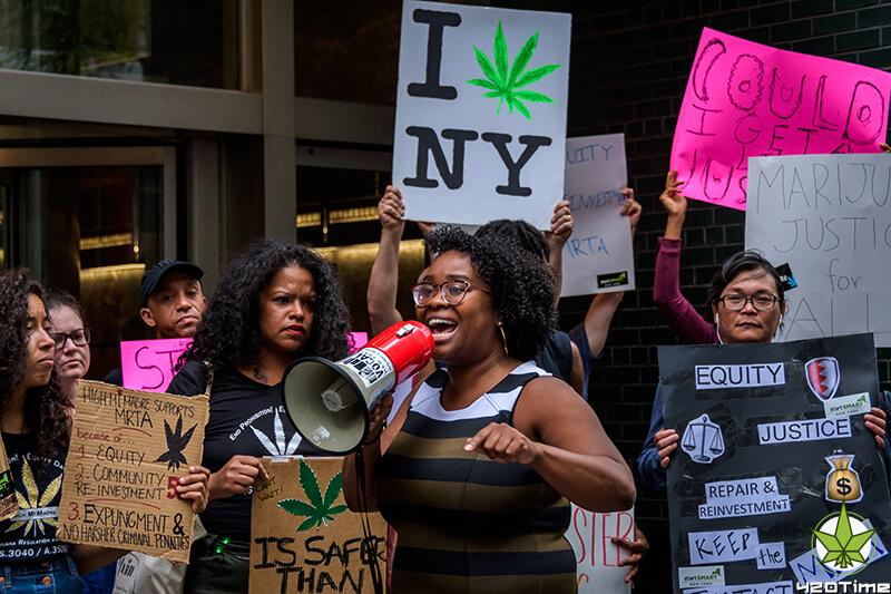Женщина выступает за легализацию марихуаны в Нью-Йорке